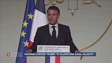 Emmanuel Macron punta il dito