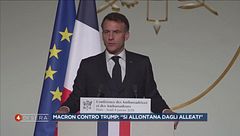 Emmanuel Macron punta il dito