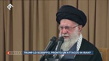 L'Ayatollah Ali Khamenei punta il dito