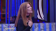 Valentina contro le ragazze della Casa
