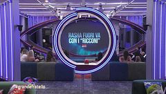 Mamma e figlio contro Rasha Younes: lo scontro esplode