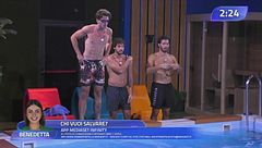 Casalinghi alla prova: una sfida in piscina