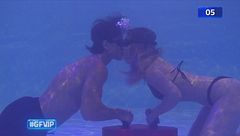 Sfida in piscina: baci in apnea