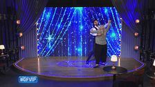 Raimondo balla un valzer con la mamma di Francesca