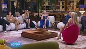 Alessandra prende posto sulla poltrona che scotta