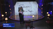 Lucia riceve una dolce sorpresa da suo papà