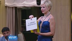 La busta oro si apre: una sorpresa per i VIP