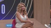 Adriana al centro delle critiche: la poltrona che scotta