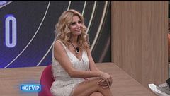 Adriana al centro delle critiche: la poltrona che scotta