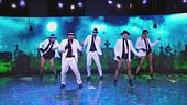 La squadra di Antonella si esibisce con un medley di Michael Jackson