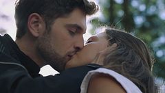 Il bacio tra Henry e Maxi