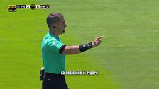 Rigore per il PSG: l'arbitro Kovacs spiega il motivo agli spettatori
