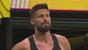 Giroud entra in campo, anzi no: bisogna aspettare! Ha dimenticato... la maglia