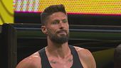 Giroud entra in campo, anzi no: bisogna aspettare! Ha dimenticato... la maglia