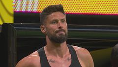Giroud entra in campo, anzi no: bisogna aspettare! Ha dimenticato... la maglia