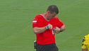 L'arbitro vuole ammonire il giocatore del Borussia, ma… perde i cartellini