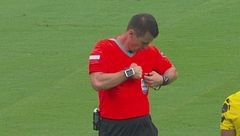 L'arbitro vuole ammonire il giocatore del Borussia, ma… perde i cartellini