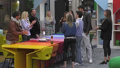 Le coppie festeggiano Brigitta Boccoli con una torta