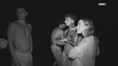 I Giovani accendono il fuoco, ma sono costretti a spegnerlo