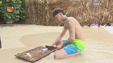 Samuele Bragelli porziona il pesce
