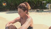Chiacchiere tra donne in riva al mare