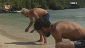 Dino Giarrusso e Omar Fantini catturano dei pesci