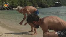 Dino Giarrusso e Omar Fantini catturano dei pesci