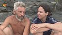 Chiacchiere in riva al mare tra Omar Fantini e la sua compagna Zahra