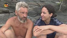 Chiacchiere in riva al mare tra Omar Fantini e la sua compagna Zahra