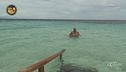 Un rilassante bagno in mare per i Naufraghi