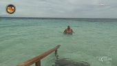 Un rilassante bagno in mare per i Naufraghi