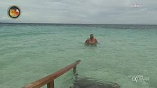 Un rilassante bagno in mare per i Naufraghi