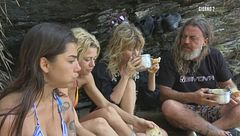 I Naufraghi di Montecristo ricevono il rancio quotidiano