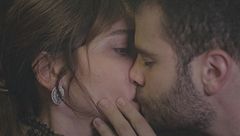 Il bacio tra Ceyda e Raif