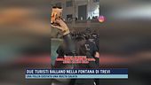 Due turisti ballano nella fontana di Trevi