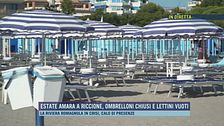 Estate amara a Riccione, ombrelloni chiusi e lettini vuoti