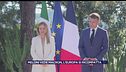 Giorgia Meloni ed Emanuel Macron si scambiano il calumet della pace