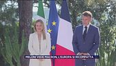 Giorgia Meloni ed Emanuel Macron si scambiano il calumet della pace