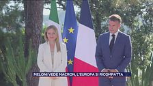 Giorgia Meloni ed Emanuel Macron si scambiano il calumet della pace