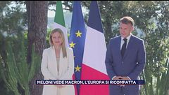 Giorgia Meloni ed Emanuel Macron si scambiano il calumet della pace