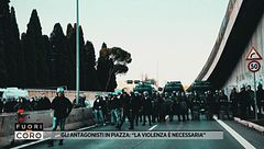 Gli antagonisti in piazza: "La violenza è necessaria"