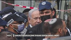 Terroristi a Gerusalemme sparano dentro un bus, 6 morti