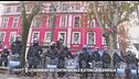 Lo sgombero del centro sociale scatena la guerriglia