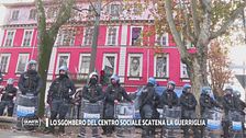 Lo sgombero del centro sociale scatena la guerriglia