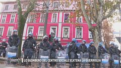 Lo sgombero del centro sociale scatena la guerriglia