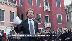 Venezi, protesta in piazza e lo scontro politico
