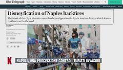 Napoli, una processione contro i turisti invasori