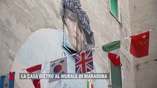 La casa dietro al murale di Maradona