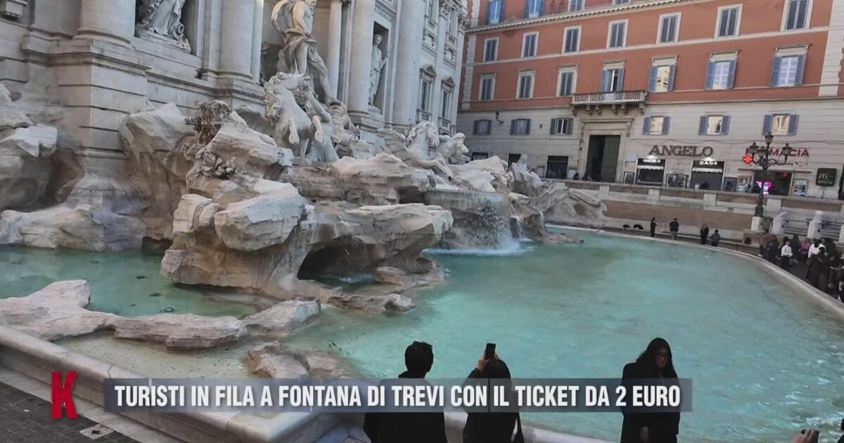 Realpolitik: Turisti in fila a Fontana di Trevi con il ticket da 2 euro ...