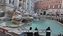 Turisti in fila a Fontana di Trevi con il ticket da 2 euro